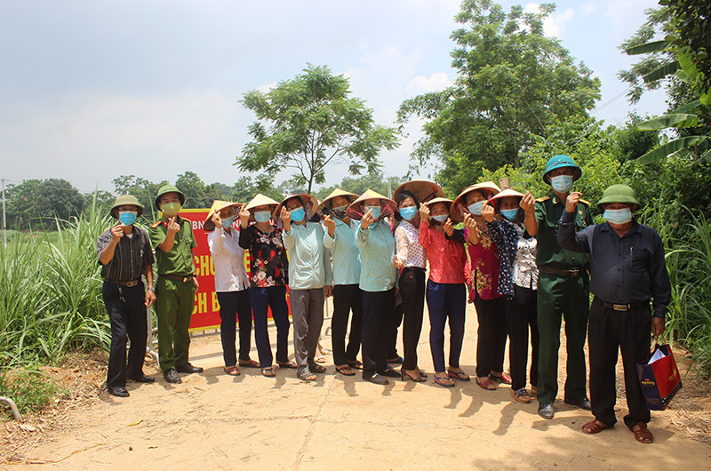 Người dân vui mừng khi được dỡ phong tỏa.