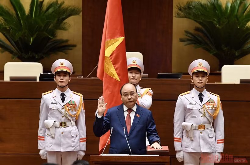 Chủ tịch nước Nguyễn Xuân Phúc thực hiện nghi lễ tuyên thệ nhậm chức, sáng 26/7. Ảnh: DUY LINH