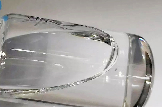 Chiếc lọ thủy tinh này có lớp phủ dính trên bề mặt như tấm ngăn để thu giữ các giọt hô hấp, thay vì cho phép chúng bắn ra và lưu thông trong không khí. Ảnh: Đại học Northwestern.