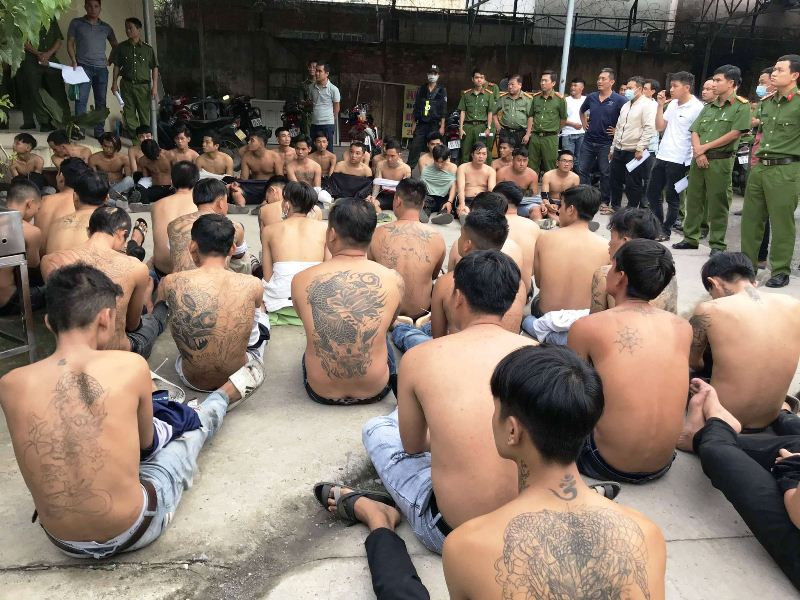 Lực lượng công an bắt giữ các đối tượng.