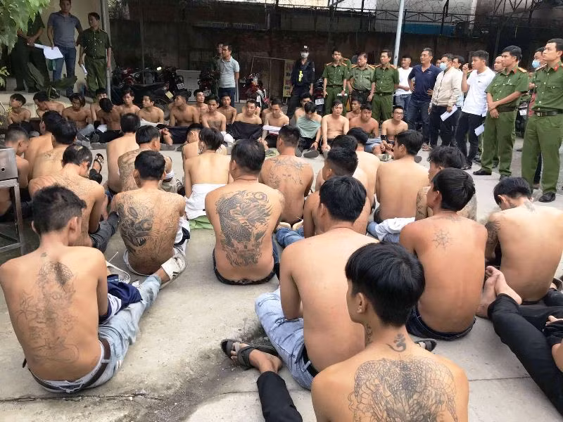 Lực lượng công an bắt giữ các đối tượng.