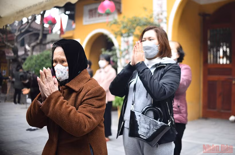 Người Hà Nội đi lễ cầu an ngày rằm tháng Giêng