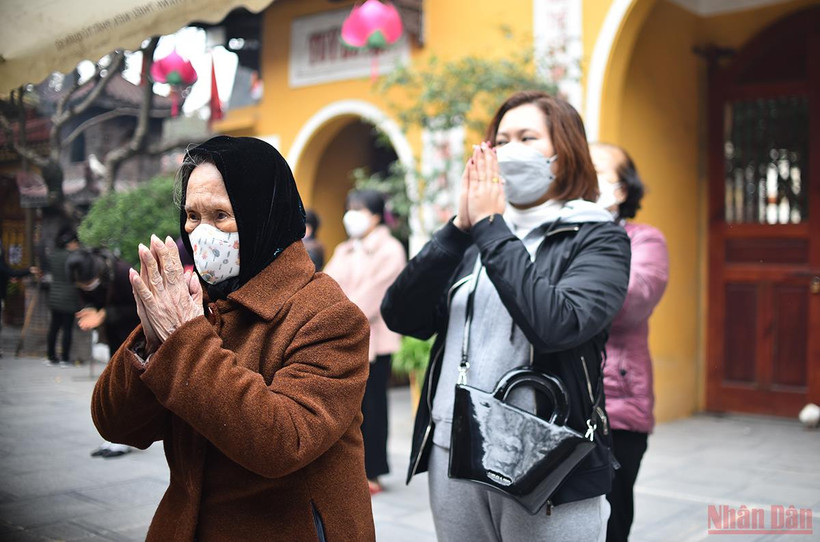 Người Hà Nội đi lễ cầu an ngày rằm tháng Giêng