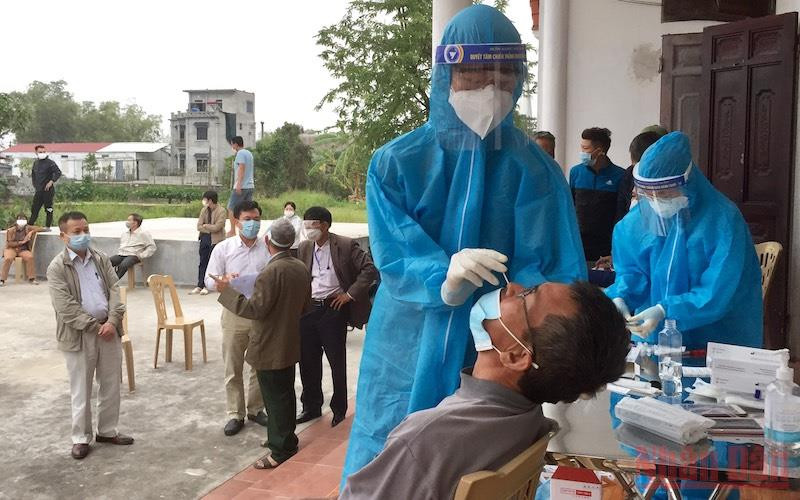 Xét nghiệm cho người dân xã Vũ Đoài, huyện Vũ Thư, tỉnh Thái Bình để bóc tách F0 ra khỏi cộng đồng.