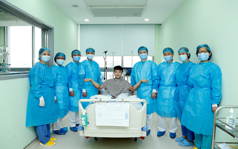 Các thầy thuốc Bệnh viện T.Ư Quân đội 108 thực hiện thành công ca ghép hai cẳng tay từ người cho chết não (năm 2020).