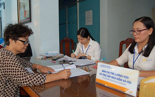 Chi trả lương hưu qua bưu điện (Ảnh minh họa: VNPost).