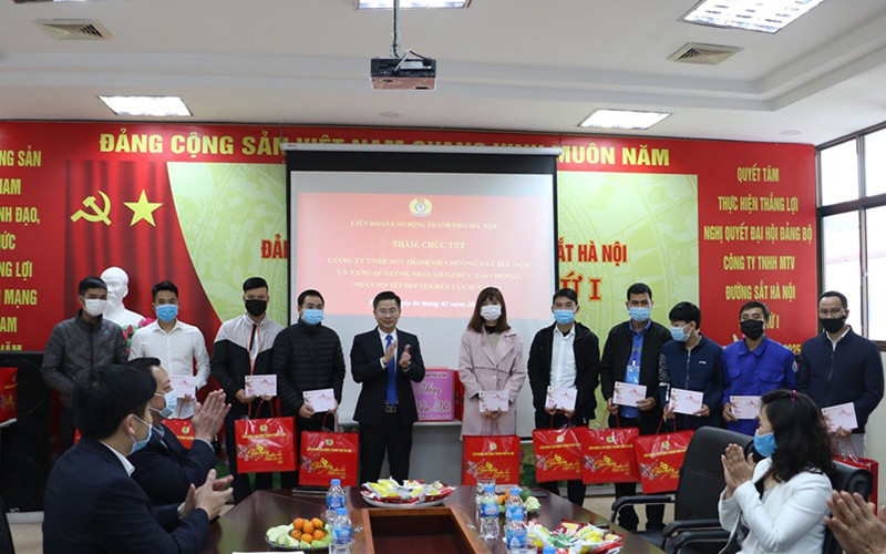 Chủ tịch Liên đoàn Lao động TP Hà Nội Nguyễn Phi Thường tặng quà cho người lao động khó khăn. Ảnh: Ngọc Ánh.