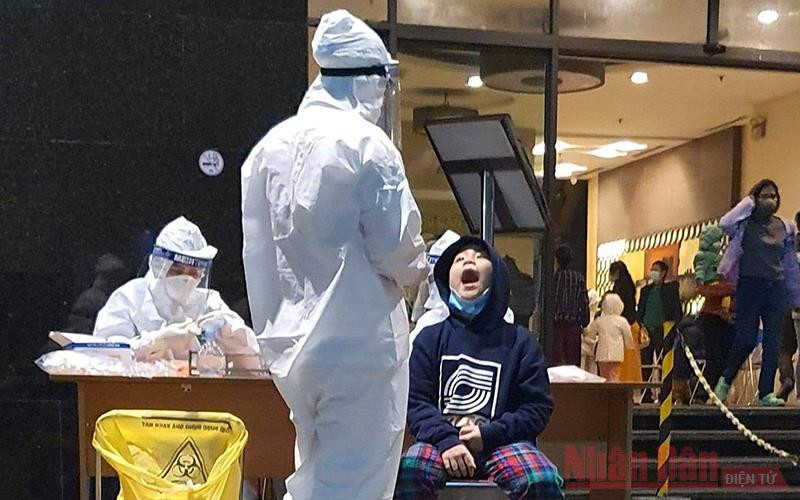 Cán bộ y tế lấy mẫu xét nghiệm cư dân chung cư 88 Láng Hạ (quận Đống Đa, Hà Nội).