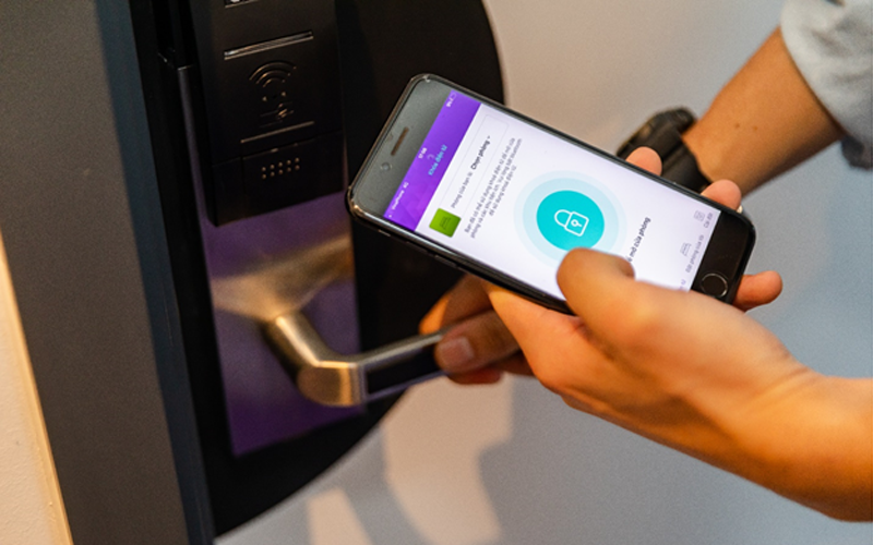 Mở khóa phòng bằng digital key trên điện thoại cùng hệ thống cabin tắm đổi màu là 2 trong số nhiều điểm mang lại hứng thú bất ngờ cho khách hàng trong hành trình trải nghiệm SOJO.