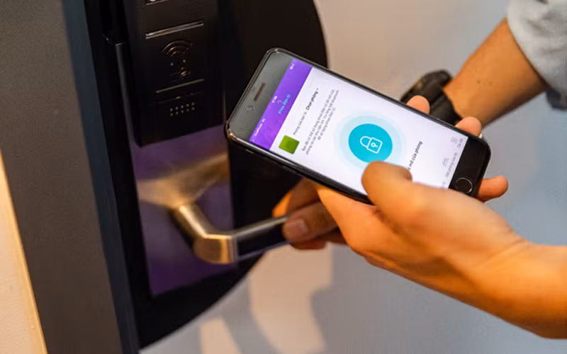 Mở khóa phòng bằng digital key trên điện thoại cùng hệ thống cabin tắm đổi màu là 2 trong số nhiều điểm mang lại hứng thú bất ngờ cho khách hàng trong hành trình trải nghiệm SOJO.