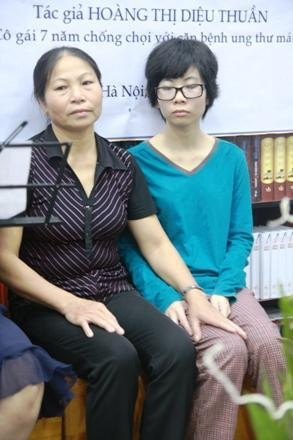 Hoàng Thị Diệu Thuần cùng mẹ trong buôi ra mắt cuốn tự truyện “Như hoa hướng dương”