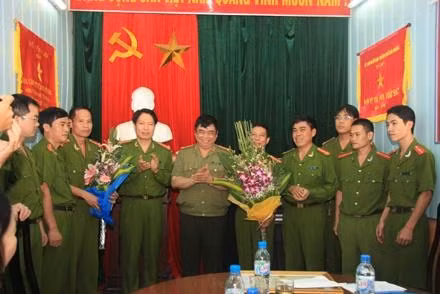 Ban Giám đốc Công an TP Hải Phòng tặng thưởng tập thể, cá nhân Phòng PC47 đã khám phá nhiều vụ án ma túy lớn.          Ả