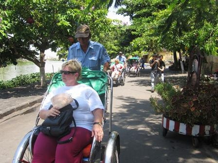 Khách du lịch tham quan phổ cổ Hội An trên xích lô nghiệp đoàn.