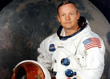Neil Armstrong, người đầu tiên đặt chân lên mặt trăng qua đời
