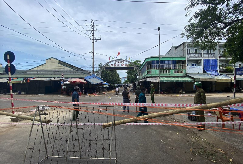 Chợ đầu mối thành phố Vinh và đình Tây chợ Vinh ngừng hoạt đồng từ trưa 23-6.