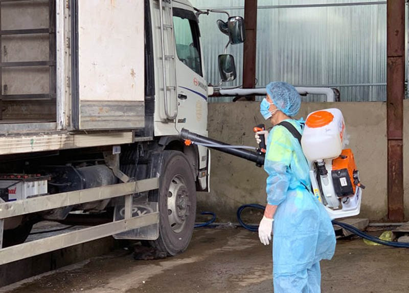 Tiến hành khử khuẩn các địa điểm liên quan hai bệnh nhân Covid-19.