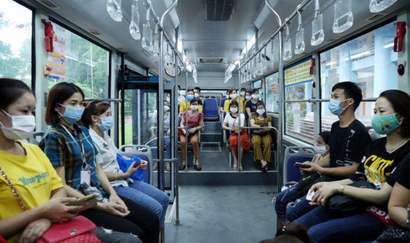 Hành khách đi xe buýt tỉnh Vĩnh Phúc giữ khoảng cách, đeo khẩu trang theo quy định.