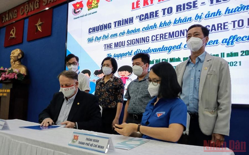 Ký kết tại chương trình “Care to Rise – Yêu thương nâng bước”. 