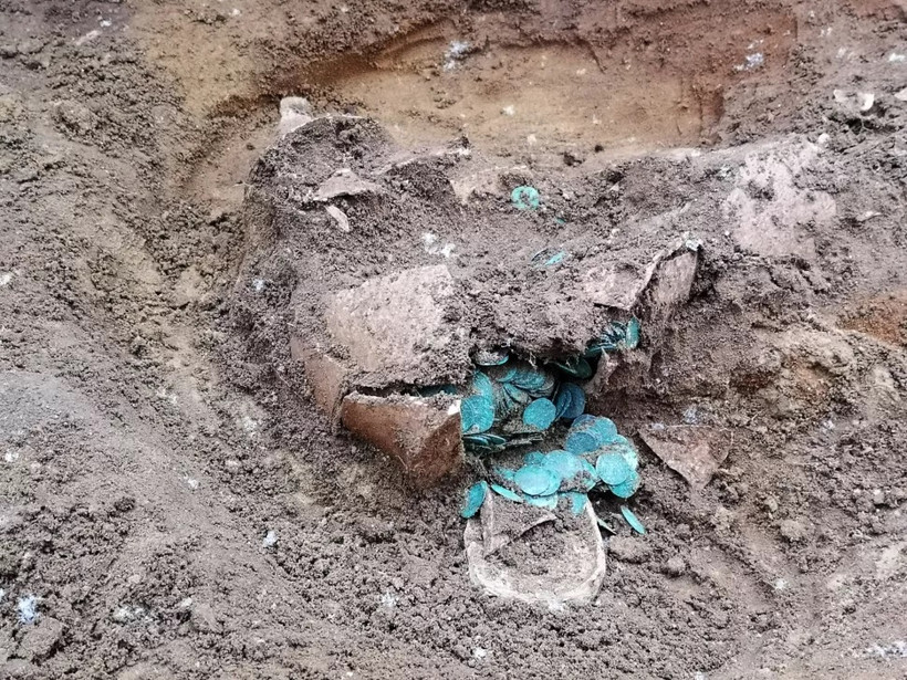 Các nhà khảo cổ phát hiện ra hàng nghìn đồng xu cổ được chôn trong một trang trại ở Hungary. Ảnh: Bảo tàng Ferenczy.