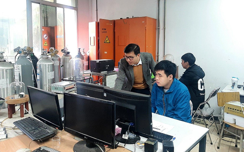 Nghiên cứu khoa học tại Viện Ðào tạo quốc tế về khoa học vật liệu (Trường đại học Bách khoa Hà Nội).