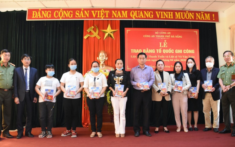 Công an quận Sơn Trà trao tặng cuốn sách “Các anh đã sống như thế!” tại buổi lễ Trao Bằng Tổ quốc ghi công.