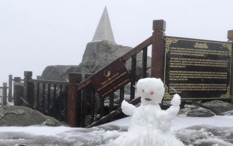 Tuyết “bay” phủ trắng đỉnh Fansipan, sáng 8-2.