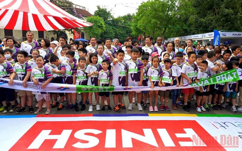 Hơn 1.700 người tham gia giải chạy sáng nay.
