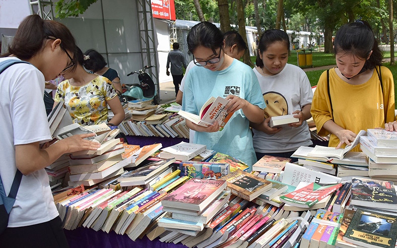 "Tôi tin thời nào, thế hệ nào cũng có những người muốn viết và cần mẫn viết". Ảnh: Ngọc Mai