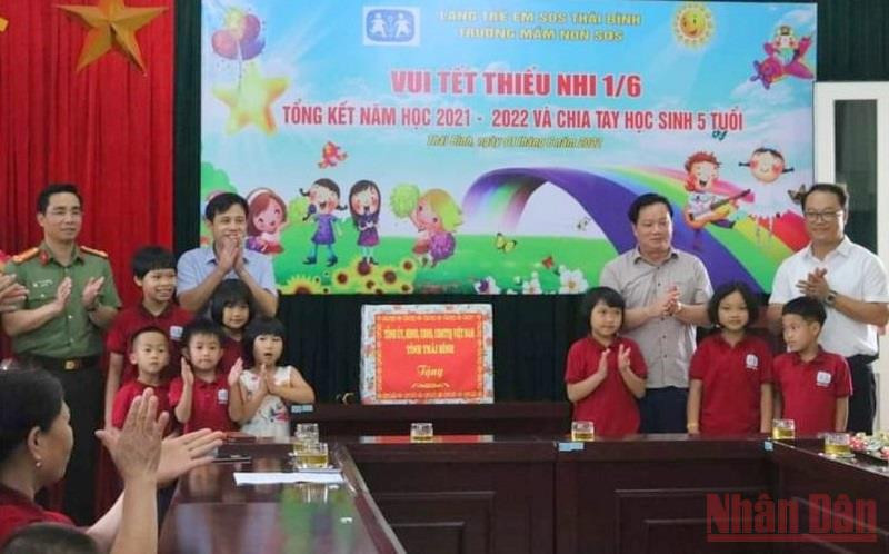 Chủ tịch UBND tỉnh Thái Bình Nguyễn Khắc Thận (thứ 2 từ phải sang) trao quà cho trẻ em tại Làng trẻ em SOS Thái Bình.