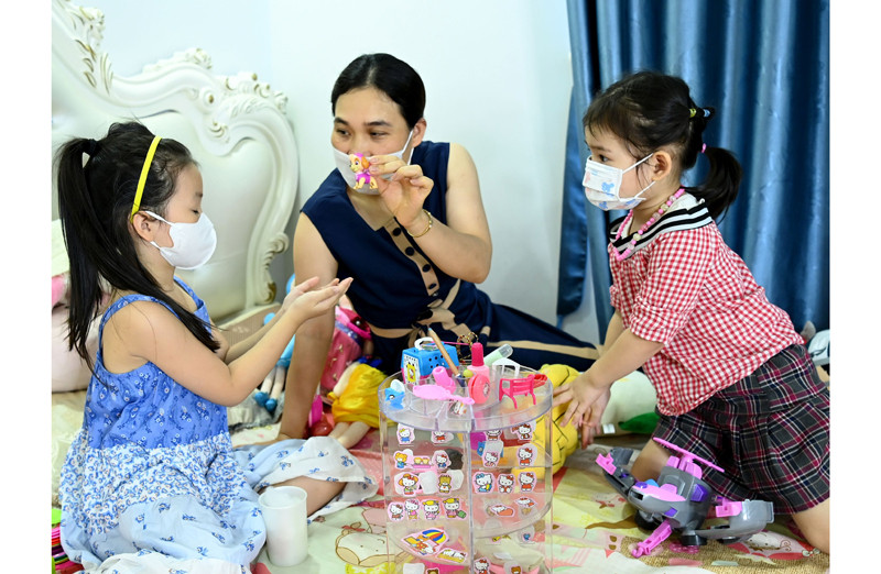 Bên mẹ mùa “giãn cách”. Ảnh: THANH TRÚC