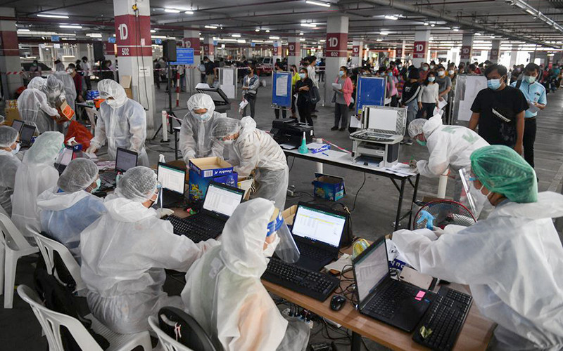 Thái Lan xét nghiệm Covid-19 miễn phí cho người dân. Ảnh REUTERS