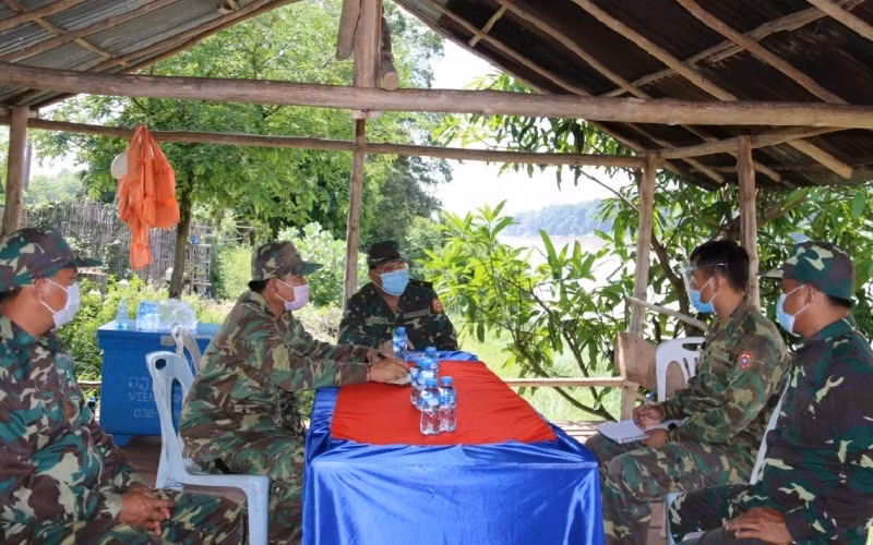 Lực lượng tuần tra biên giới Lào đang lên phương án tuần tra biên giới, ngăn chặn các trường hợp nhập cảnh trái phép. (Ảnh: Báo Pasaxon)