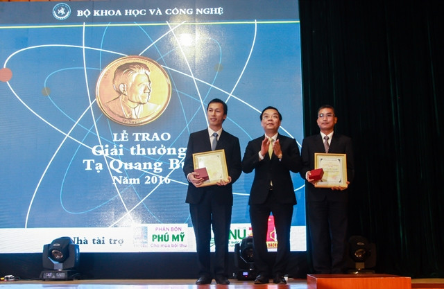 PGS, TS Nguyễn Ngọc Minh (người ngoài cùng bên trái) nhận Giải thưởng Tạ Quang Bửu 2016.