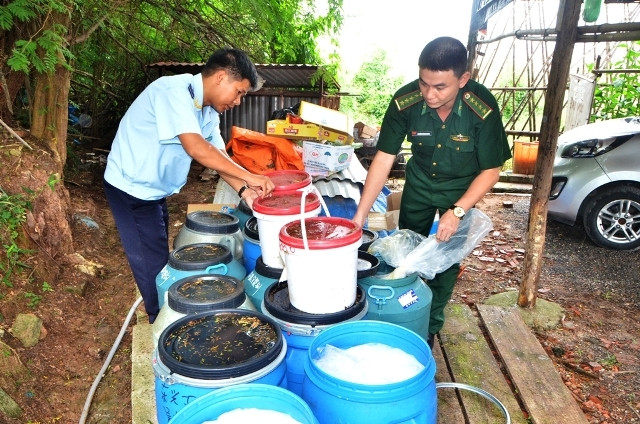 Gần một tấn dưa chua, dọc mùng và măng muối không rõ nguồn gốc bị lực lượng chức năng thu giữ.