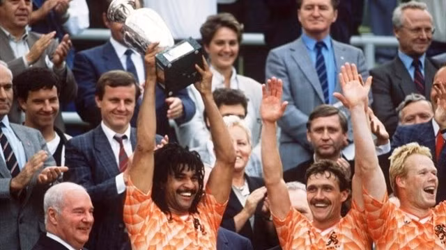 Các cầu thủ Hà Lan với chiếc cúp vô địch Euro 1988. (Ảnh: internet)