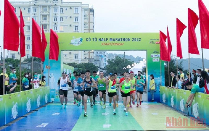 Các vận động viên xuất phát tranh tài ở cự ly 21 km dành cho nam.