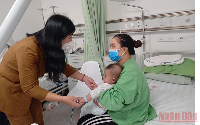 Chủ tịch Ủy ban Mặt trận Tổ quốc Việt Nam TP Hà Nội Nguyễn Lan Hương thay mặt lãnh đạo thành phố thăm hỏi, động viên gia đình các cháu bé.