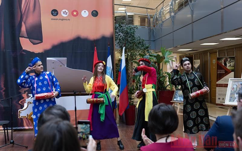 Nhiều tiết mục văn nghệ đặc sắc tại chương trình.