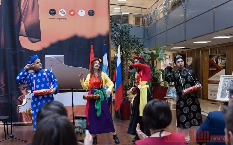 Nhiều tiết mục văn nghệ đặc sắc tại chương trình.