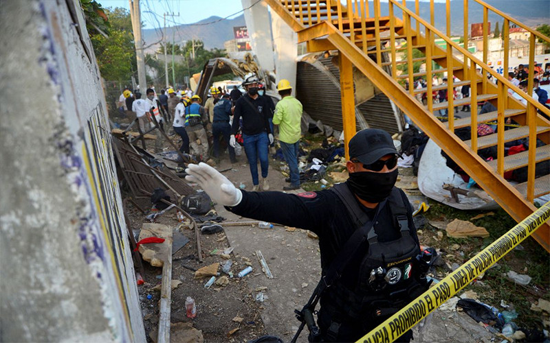 Cảnh sát bảo vệ hiện trường vụ tai nạn. (Ảnh: Reuters)