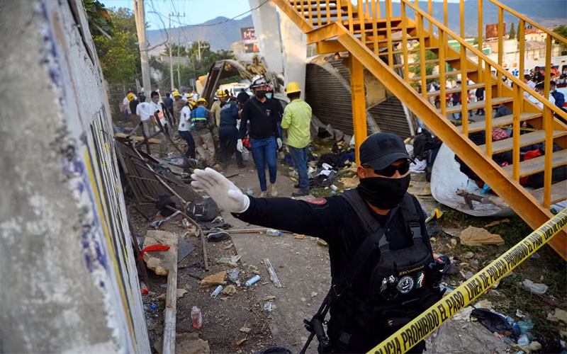 Cảnh sát bảo vệ hiện trường vụ tai nạn. (Ảnh: Reuters)