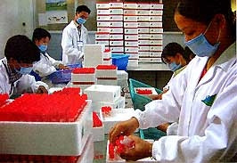 Đóng kiện lọ xét nghiệm
tại Công ty Nam Khoa.