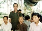 Ông Ba Quốc và người dân ở vùng căn cứ cũ.