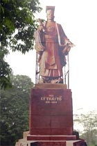 Hình ảnh tượng đài vua
Lý Thái Tổ được dựng
tại vườn hoa Chí Linh.