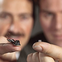 Một phiên bản mẫu của loại ống kính mới cùng một máy chụp ảnh sử dụng ống kính này.