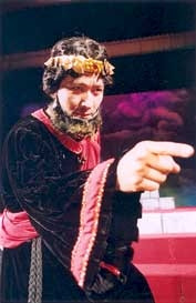 Triết gia Xantuýt
do Quốc Tuấn đóng.