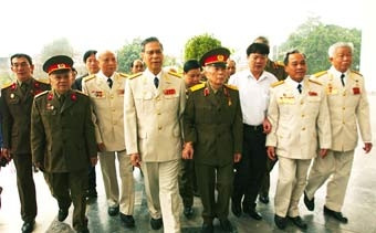 Niềm xúc động và tự hào của những người góp phần làm nên lịch sử