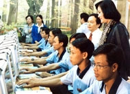 Bộ trưởng Lao động - Thương binh
và Xã hội Nguyễn Thị Hằng
thăm lớp tin học của trường.