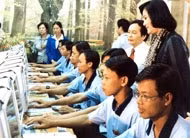 Bộ trưởng Lao động - Thương binh
và Xã hội Nguyễn Thị Hằng
thăm lớp tin học của trường.