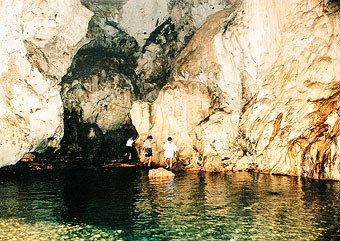 Hang suối Mỏ Gà.